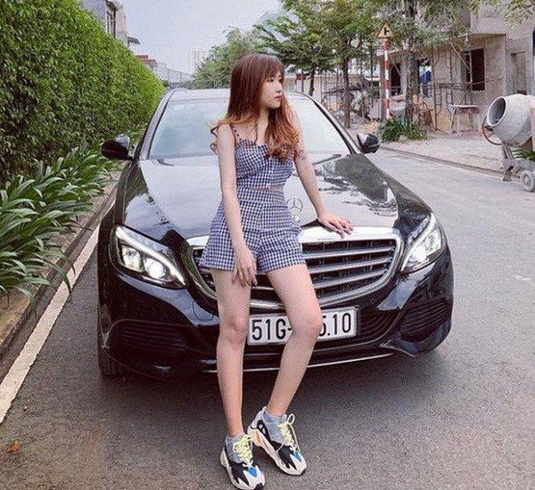 Sau nhiều năm hoạt động, cô đã là chủ của chuỗi Cyber Game nổi tiếng cũng như sắm cho riêng mình chiếc xế hộp hạng sang Mercedes-Benz C250, trị giá khoảng 2 tỷ đồng.