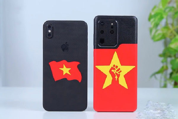 Trên thị trường sản phẩm ốp lưng điện thoại có nhiều mẫu mã để người dùng smartphone lựa chọn như ốp nhựa dẻo, ốp kính, ốp silicon,... Giá thành dao động từ 50-100 nghìn đồng/chiếc, hoặc đắt hơn đối với sản phẩm thiết kế riêng.