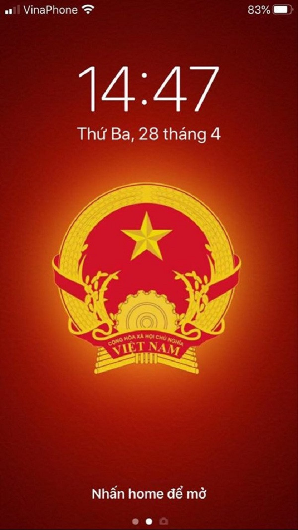 Hình nền quốc kỳ, quốc huy Việt Nam trên điện thoại của một fan Apple, thể hiện tinh thần yêu nước.