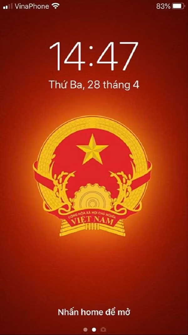 Hình nền quốc kỳ, quốc huy Việt Nam trên điện thoại của một fan Apple, thể hiện tinh thần yêu nước.