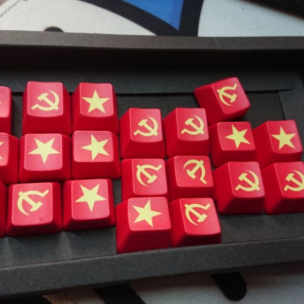 Những mẫu keycap màu đỏ cờ, với hình ngôi sao năm cánh màu vàng hay lưỡi liềm không còn là điều gì quá mới mẻ đối với game thủ Việt. Sáng phẩm sáng tạo siêu độc đáo mang tinh thần yêu nước như thế này luôn được cộng đồng game thủ hào hứng.