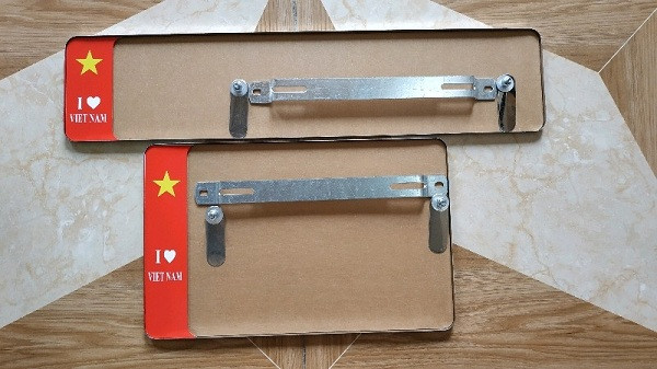 Các sản phẩm biển số xe ép độc đáo hình quốc kỳ cùng khẩu hiệu "Tôi yêu Việt Nam''.