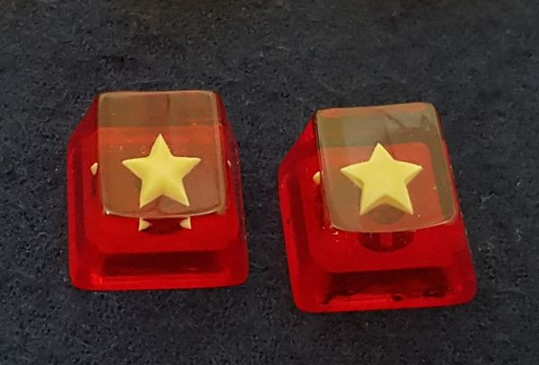 Jelly Key, nhóm phát triển keycap dành cho bàn phím cơ đến từ Việt Nam đã từng thu hút được sự chú ý của không chỉ những người hâm mộ bàn phím cơ trong nước mà sức nóng còn lan ra đến cả toàn thế giới với mẫu keycap in quốc kỳ Việt Nam trong suốt. 