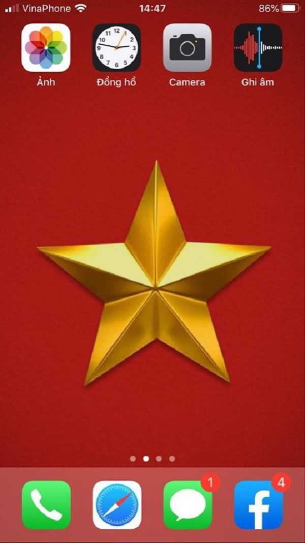 Cờ đỏ sao vàng nổi bật.