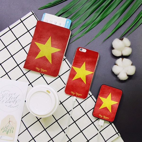 Ngoài ra, những chiếc sạc dự phòng hay dây sạc, củ sạc có dán decal hình quốc kỳ Việt Nam cũng được hội mê công nghệ lựa chọn.