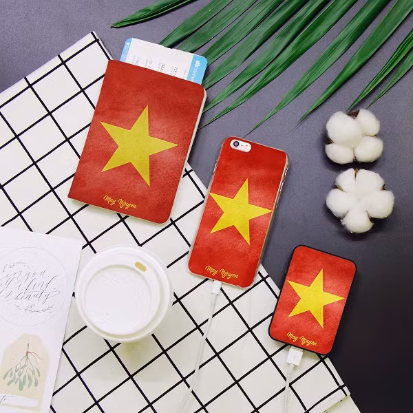 Ngoài ra, những chiếc sạc dự phòng hay dây sạc, củ sạc có dán decal hình quốc kỳ Việt Nam cũng được hội mê công nghệ lựa chọn.