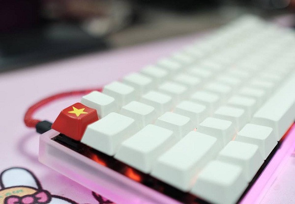 Khác với những keycap bằng ABS hay PBT với giá dao động 50-100 nghìn đồng trên thị trường, loại keycap trong suốt được thiết kế riêng này khi gắn lên bộ bàn phím thể hiện đẳng cấp hơn hẳn.