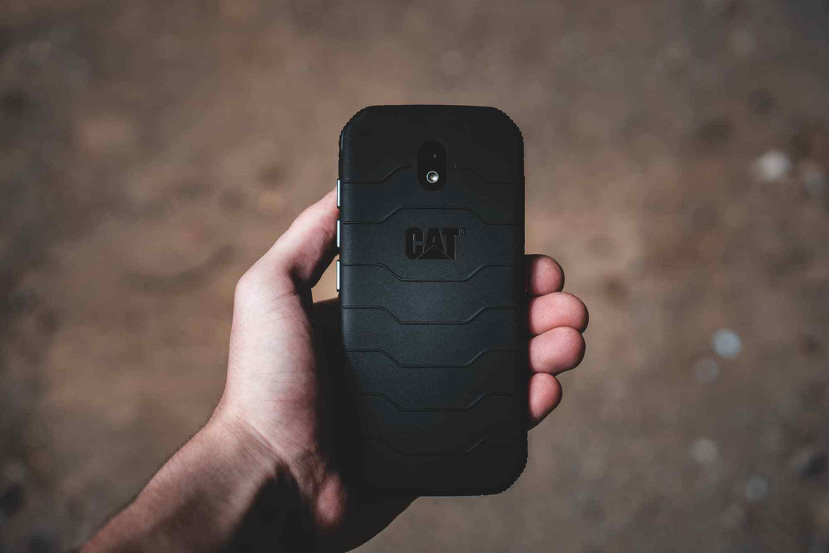 Nó cũng đi kèm với mạng 4G, hỗ trợ WiFi, Bluetooth 5.0, NFC, các chứng nhận IP68 và IP69 và tiêu chuẩn MIL 810 H của kỹ thuật quân sự Mỹ. Đặc biệt, điện thoại này có khả năng chống vỡ khi rơi xuống sàn bê tông từ độ cao 1,8 mét.