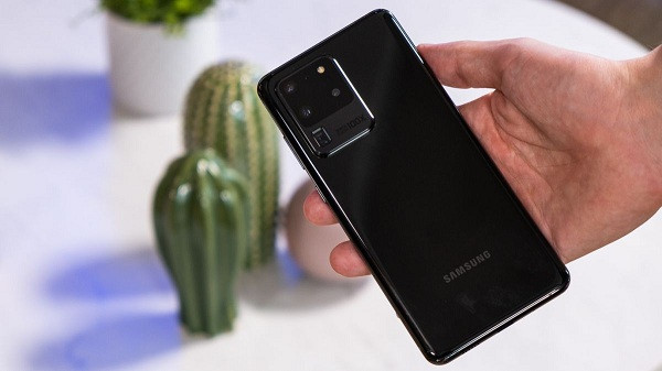 Samsung Galaxy S20 Ultra (122 điểm) không hề kém cạnh khi bằng vị trí với Honor V30 Pro.