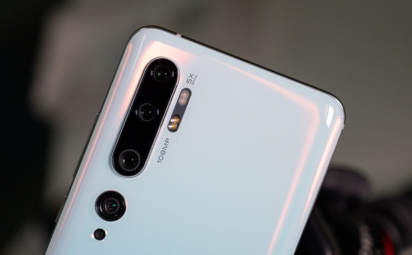 Xiaomi Mi CC9 Pro Premium Edition (121 điểm) cùng vị trí với Huawei Mate 30 Pro.