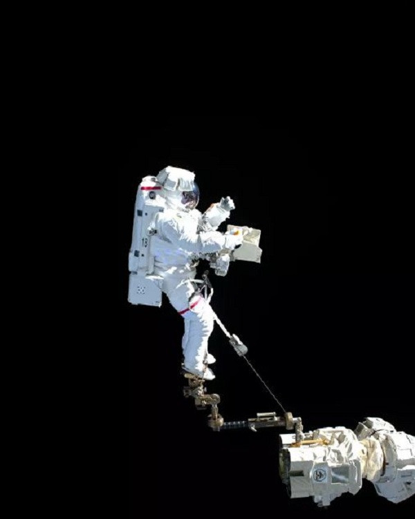 Nhà du hành vũ trụ ESA, phi hành gia ESA Luca Parmitano chụp hình trong chuyến đi trên cánh tay robot dài 16 mét của Trạm Vũ trụ Quốc tế. Nhiệm vụ lần này là khởi động máy dò hạt vật lý.