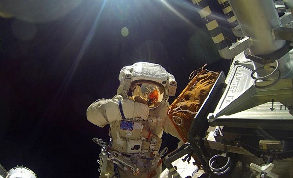 Cuộc dạo bộ ngoài không gian của các phi hành gia người Nga - thành viên phi hành đoàn Mir Victor Afanasyev và Sergei Avdeev.