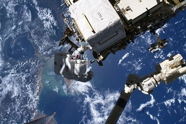 Nhà du hành vũ trụ Nga bước đi ngoài không gian.