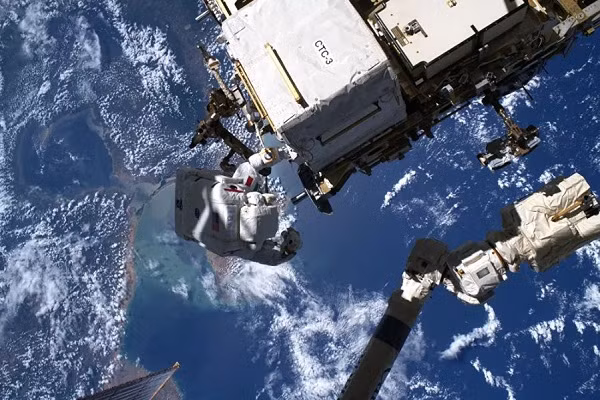 Nhà du hành vũ trụ Nga bước đi ngoài không gian.