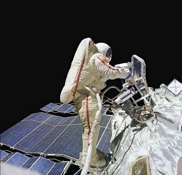 Phi hành gia ESA Luca Parmitano cùng Andrew Morgan trên chuyến bay vũ trụ phục vụ Máy quang phổ từ tính AMS-02.