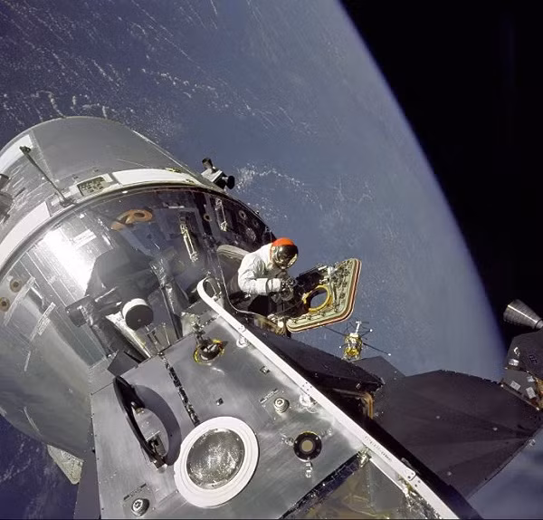 Một nhà du hành vũ trụ Nga khác.