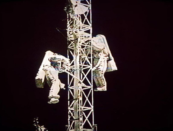 Chuyến bay vào vũ trụ của tàu Voskhod-2 và phi công-phi hành gia Liên Xô Alexei Leonov.