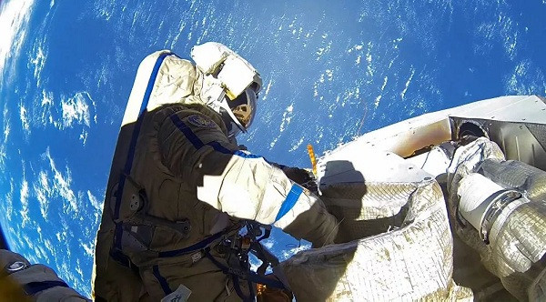 Schweickart, phi công của Lunar Module, đã chụp bức ảnh này của Scott khi anh đứng bên ngoài Lunar Module, ngày 6/3/1969.