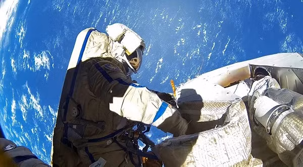 Schweickart, phi công của Lunar Module, đã chụp bức ảnh này của Scott khi anh đứng bên ngoài Lunar Module, ngày 6/3/1969.