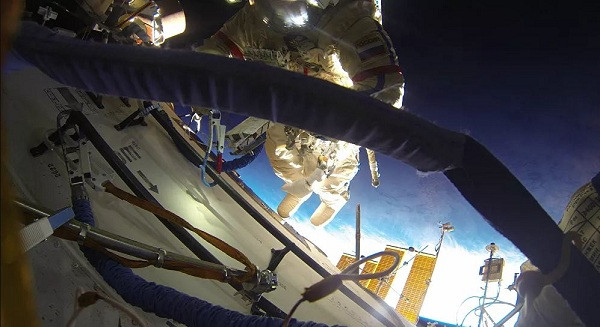 Phi hành gia NASA Robert Curbeam làm việc trên giàn S1 của Trạm vũ trụ quốc tế trong chuyến tàu vũ trụ Discovery's STS-116 vào tháng 12/2006. Phi hành gia của Cơ quan Vũ trụ châu Âu Christer Fuglesang (ngoài khung hình) là đối tác của ông trong phi thuyền 6 giờ 36 phút.