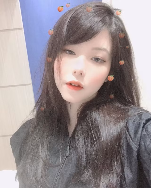 Là một cô gái mang hai dòng máu Nhật Bản và Brazil, Mayumi liên tục đăng tải những bức ảnh gợi cảm lên Instagram cá nhân và nhận được nhiều lượt yêu thích.