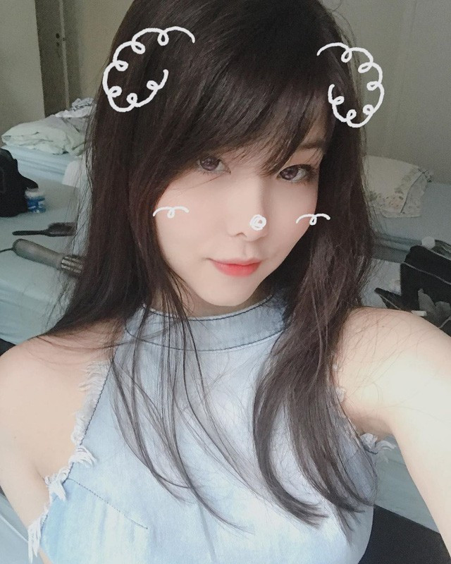 Mayumi trở nên nổi tiếng sau khi xuất hiện trên poster quảng bá cho mùa giải mới của INTZ eSports.