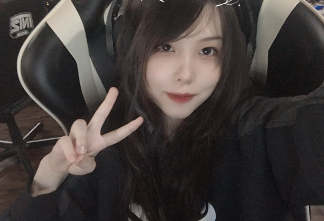 Cụ thể, INTZ đã sử dụng hình ảnh của Mayumi một cách trái phép trong những hoạt động quảng cáo, và các tuyển thủ nam trong đội thì có những hành vi "quấy rối" không đúng mực.