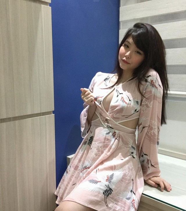 Mayumi hiện tại đang sở hữu rất nhiều fan hâm mộ, tài khoản Weibo của cô thậm chí đã vượt qua con số 1 triệu lượt theo dõi chỉ sau nửa năm.