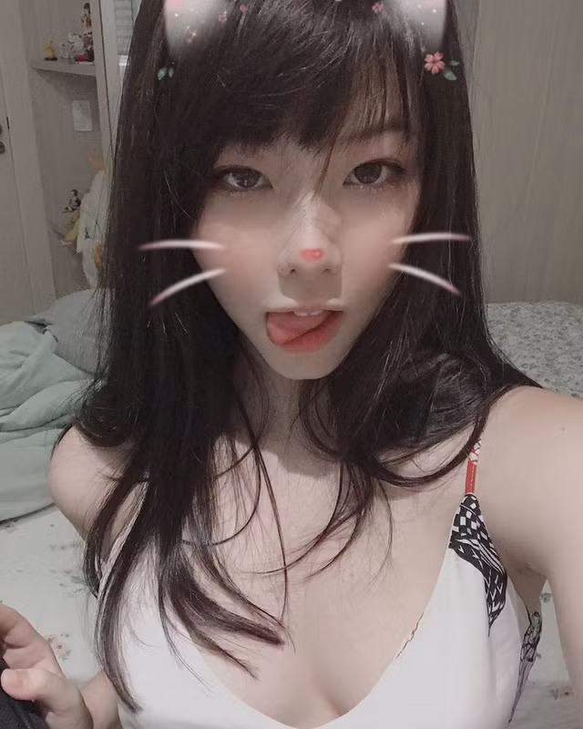 Theo đuổi phong cách quyến rũ, người đẹp cũng không ngần ngại đăng ảnh diện đồ gợi cảm khoe đường cong cơ thể, tạo dáng táo bạo lên mạng xã hội.