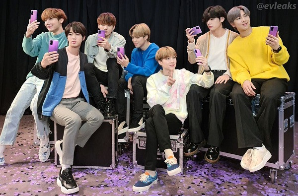 Dòng smartphone cao cấp nhất của Samsung hiện tại là Galaxy S20 đang gặp phải những vấn đề về doanh số và có vẻ như hợp tác với boyband đình đám từ chính quê nhà Hàn Quốc chính là một trong những cách được Samsung lựa chọn để thúc đẩy doanh số. Những hình ảnh được leaker nổi tiếng evleaks tung ra đã một lần nữa xác nhận điều này.