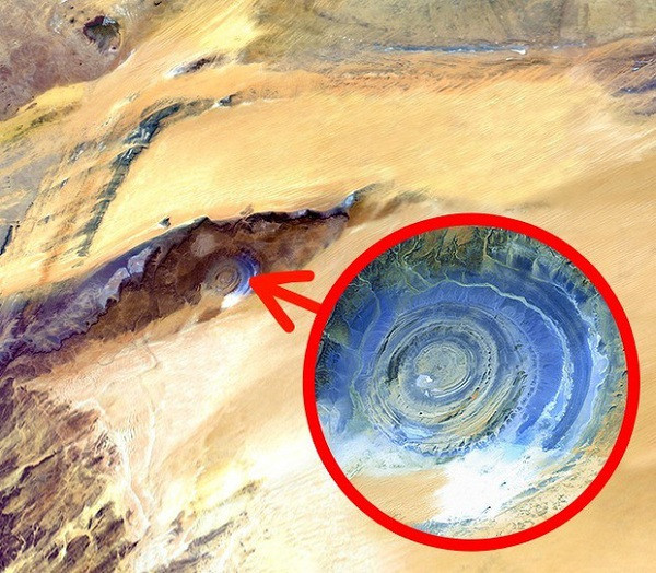 Cấu trúc Richat, hay còn được biết đến là "Con mắt của châu Phi" có kích thước lớn đến nỗi các Phi Hành Gia còn dùng nó để định hướng. Cấu trúc này tạo nên do sự xói mòi, không liên quan gì đến các vụ va chạm thiên thạch.