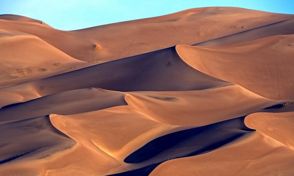 Cát cũng biết hát khi các tinh thể cát va chạm, cọ sát nhau trong quá trình di chuyển. Khối lượng cát càng nhiều thì "dàn đồng ca" này càng ngân vang.