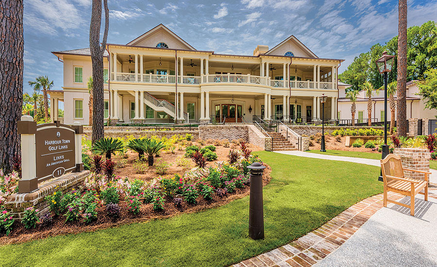 Sân golf này còn được trải dài bởi bảy loại cỏ khác nhau, trong đó có Bermudas có thể chịu được sức nóng trong những tháng mùa hè. Những thảm cỏ luôn được giám sát kỹ lưỡng và chăm sóc cẩn thận.