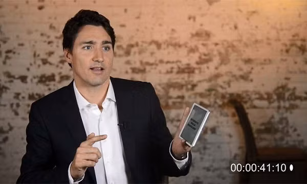 Thủ tướng Canada thường xuyên được bắt gặp xuất hiện cùng các sản phẩm công nghệ khác nhau, bất kể là khi làm việc, hay giao lưu với truyền thông,...