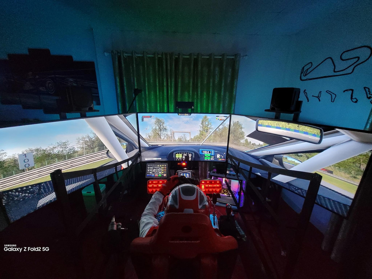 Để cho cảm giác góc nhìn chân thực nhất, anh Hoàng phải sử dụng tới 3 màn hình 50 inche 4K.