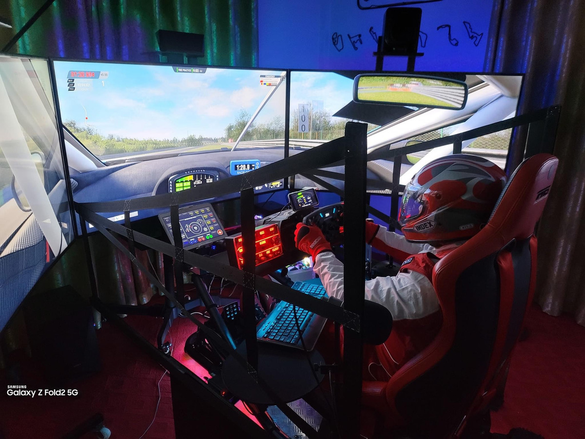 Những phần chuyên dụng như bộ vô lăng, hộp số... anh đều phải nhập về, chỉ tính riêng những bộ phận này đã có giá gần 2000 Euro khi về tới Việt Nam.