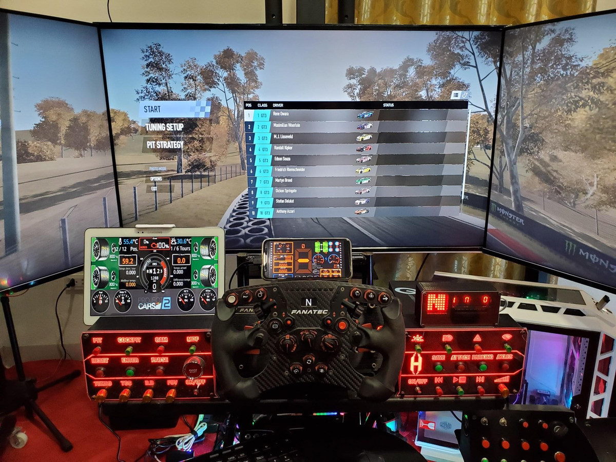 Tổng số tiền đầu tư cho góc máy của cả hai cha con tạm tính khoảng trên dưới 200 triệu đồng. Anh Hoàng chia sẻ, công việc của mình là làm đồ hoạ, market, dàn trang và thỉnh thoảng dựng phim nên việc đầu tư một phần cứng cấu hình mạnh như vậy cũng là điều dễ hiểu.