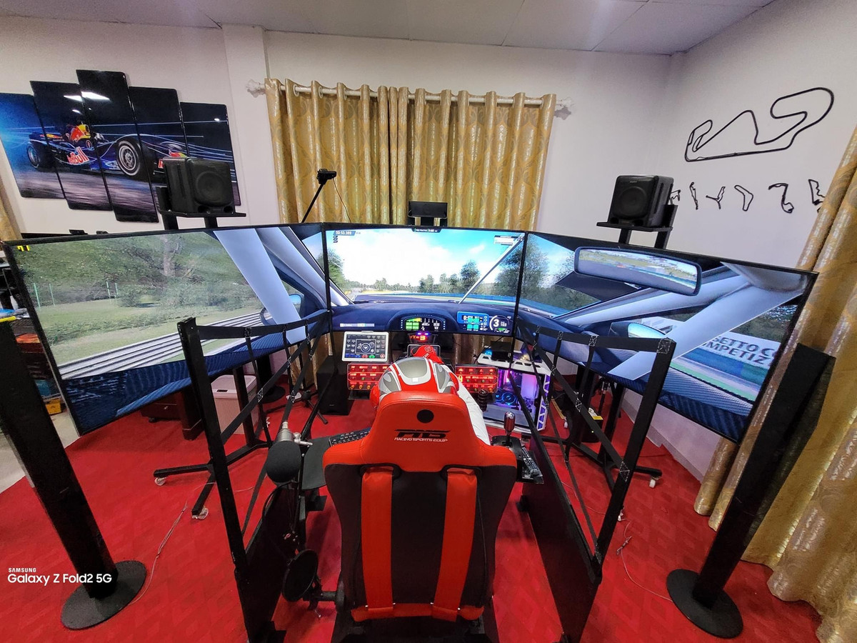 Có niềm đam mê với game thể thao tốc độ nên Game thủ này không ngần ngại chi mạnh tay cho đam mê của mình.