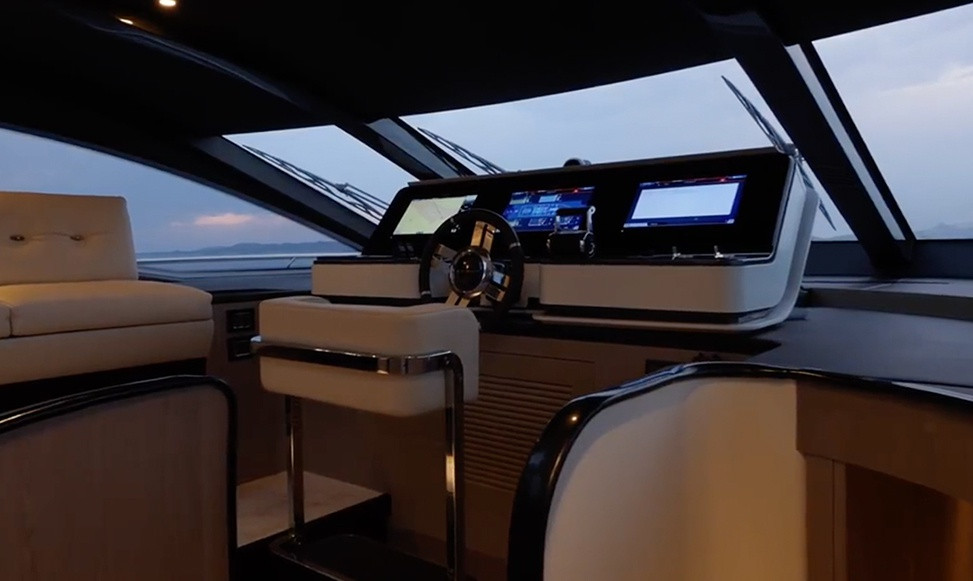 Ronaldo đã chọn chiếc du thuyền mang tên Azimut Grande dài 27 m ở xưởng đóng tàu Azimut-Benerri tại Viareggi, Italy. Ronaldo từng thuê chiếc du thuyền Africa I để sử dụng nhưng cuối cùng lại chọn mua Azimut Grande.