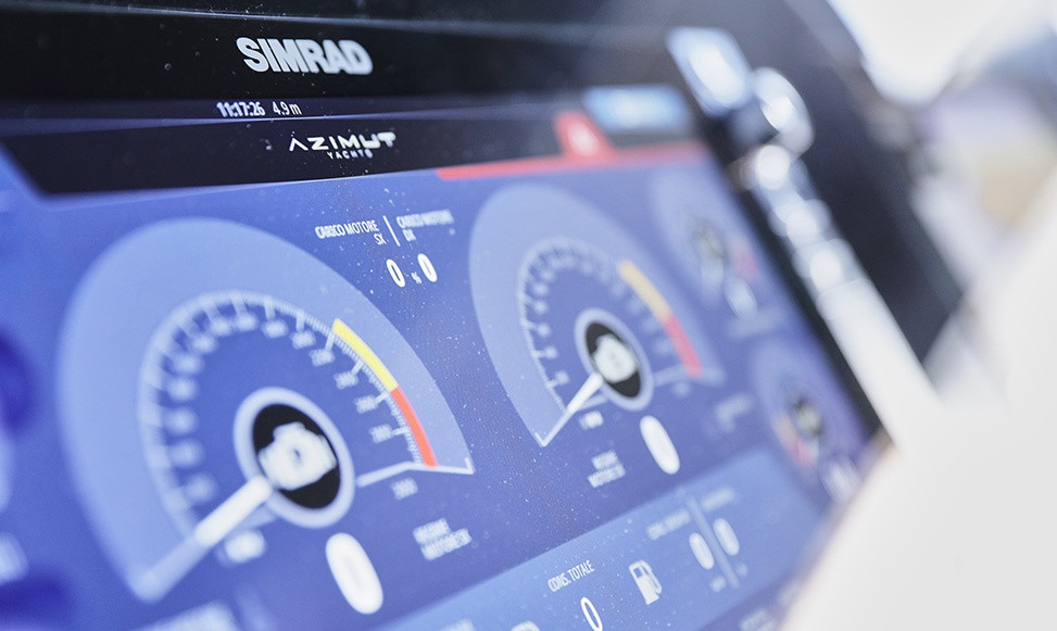 Azimut Grande được trang bị hệ thống Naviop, giúp người dùng có thể dễ dàng quan sát và điều chỉnh động cơ, mức tiêu thụ nhiên liệu, đèn định vị, pin, điều hòa không khí qua những màn hình cảm ứng lớn.