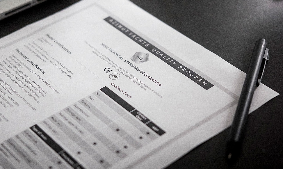 Azimut Grande cũng đạt 2 tiêu chuẩn an toàn là CE Hạng A và chứng chỉ NMMA, được xem là tiêu chuẩn cao cấp trong ngành tàu thủy.