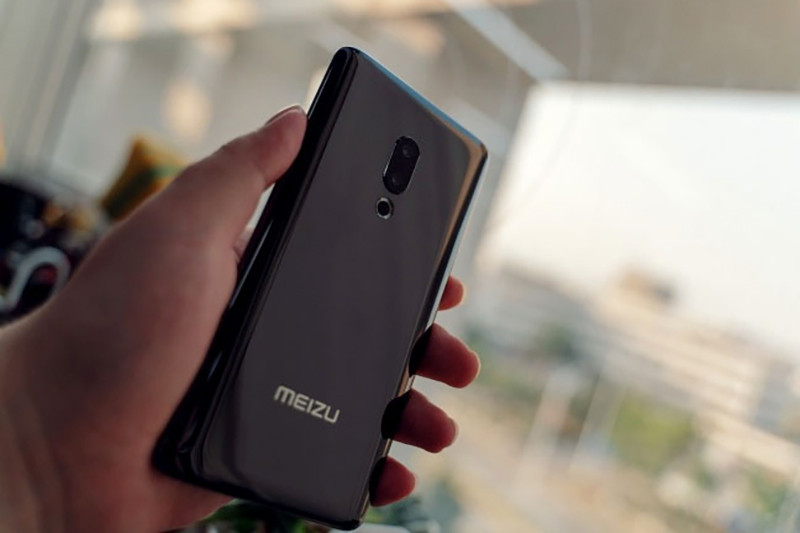 Ngoài ra, do thân máy được thiết kế không có lỗ nào cả nên Meizu Zero cũng sẽ không có khe cắm thẻ SIM. Do đó, điện thoại di động sử dụng trực tiếp eSIM.