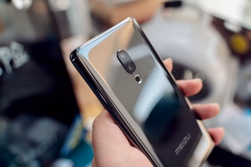 Meizu Zero sử dụng thân gốm unibody 3D, đường nét của toàn bộ máy sẽ vuông hơn, với màn hình OLED cong tiêu chuẩn. Do đó, hãng muốn sử dụng cái tên Zero để nói lên nhiều thứ mà chiếc điện thoại này sở hữu.