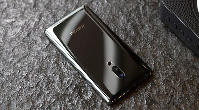Mặt lưng của Meizu Zero, bạn sẽ thấy được một hệ thống camera kép với cảm biến sắp xếp theo chiều dọc như Meizu 16. Bên dưới hệ thống này là một đèn flash hình tròn rất đặc trưng của Meizu.