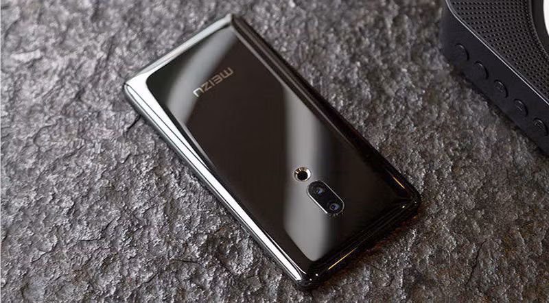 Mặt lưng của Meizu Zero, bạn sẽ thấy được một hệ thống camera kép với cảm biến sắp xếp theo chiều dọc như Meizu 16. Bên dưới hệ thống này là một đèn flash hình tròn rất đặc trưng của Meizu.