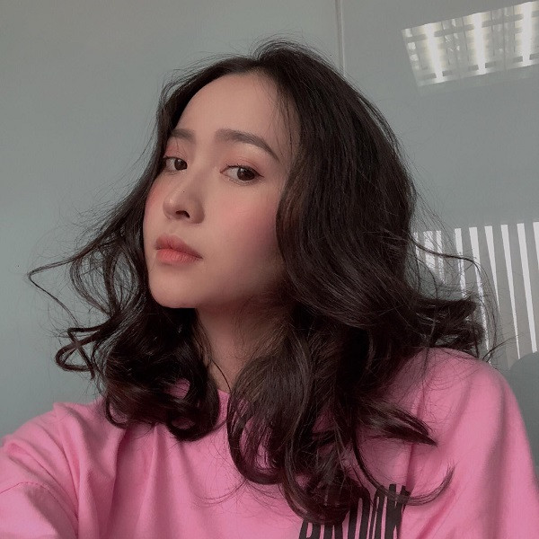 Nguyễn Lê Tuyết Chi, hay còn được biết đến nhiều hơn với cái tên Box Củ Cải là một trong nữ streamer thế hệ mới, xinh đẹp và tài năng của Liên Quân Việt Nam. Vừa cày game đỉnh, make up xinh lại còn có gu ăn mặc, không khó hiểu khi Box Củ Cải sở hữu lượng fan khủng.