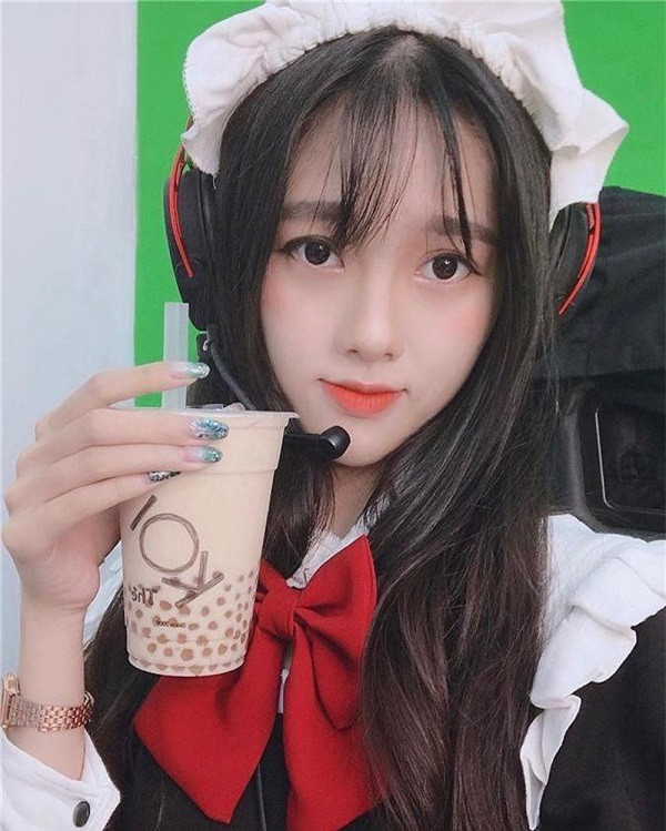 Gương mặt xinh xắn dễ thương cùng chiều cao "siêu mẫu" 1m77 là những gì cộng đồng Liên Quân Mobile ấn tượng về cô nàng streamer Thiên An, ngoài vai trò là một game thủ.