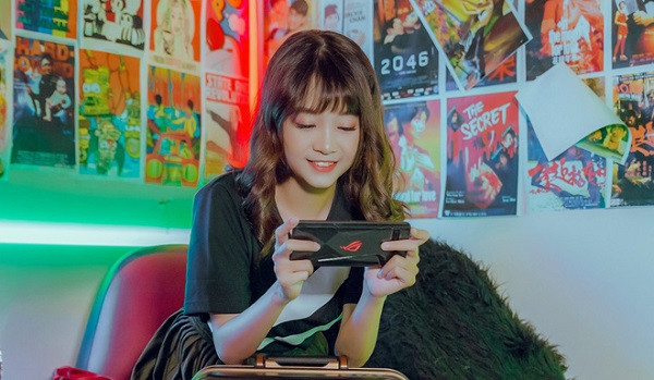 Khuôn mặt baby dễ thương cùng giọng nói ngọt ngào của nữ streamer xinh đẹp và tài năng Hạ Mi đã "đốn tim" không biết bao nhiêu anh em cộng đồng game thủ.