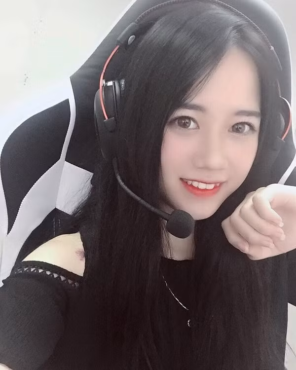 Một trong những nữ streamer tài năng nhất của Liên Quân Việt Nam là Nus Nus, tên thật Trần Thị Thùy Dung (21 tuổi). Sở hữu khuôn mặt xinh xắn cùng khả năng nói chuyện cuốn hút, Nus Nus hiện sở hữu hơn 88 nghìn lượt theo dõi trên fanpage, khiến cộng đồng game thủ "chao đảo".