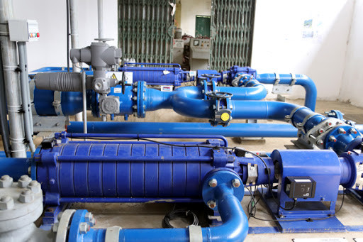 Thay vì phát ra điện như thông thường ở các nhà máy thủy điện, cột nước được đấu đồng trục trực tiếp với một máy bơm, tuarbin sẽ làm quay máy bơm và đẩy một phần dòng nước lên cao.